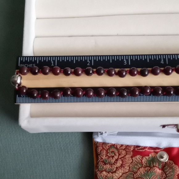 MOZAMBIQUE GARNET BEADED HAND KNOTTED NECKLACE - Picture 3 of 7